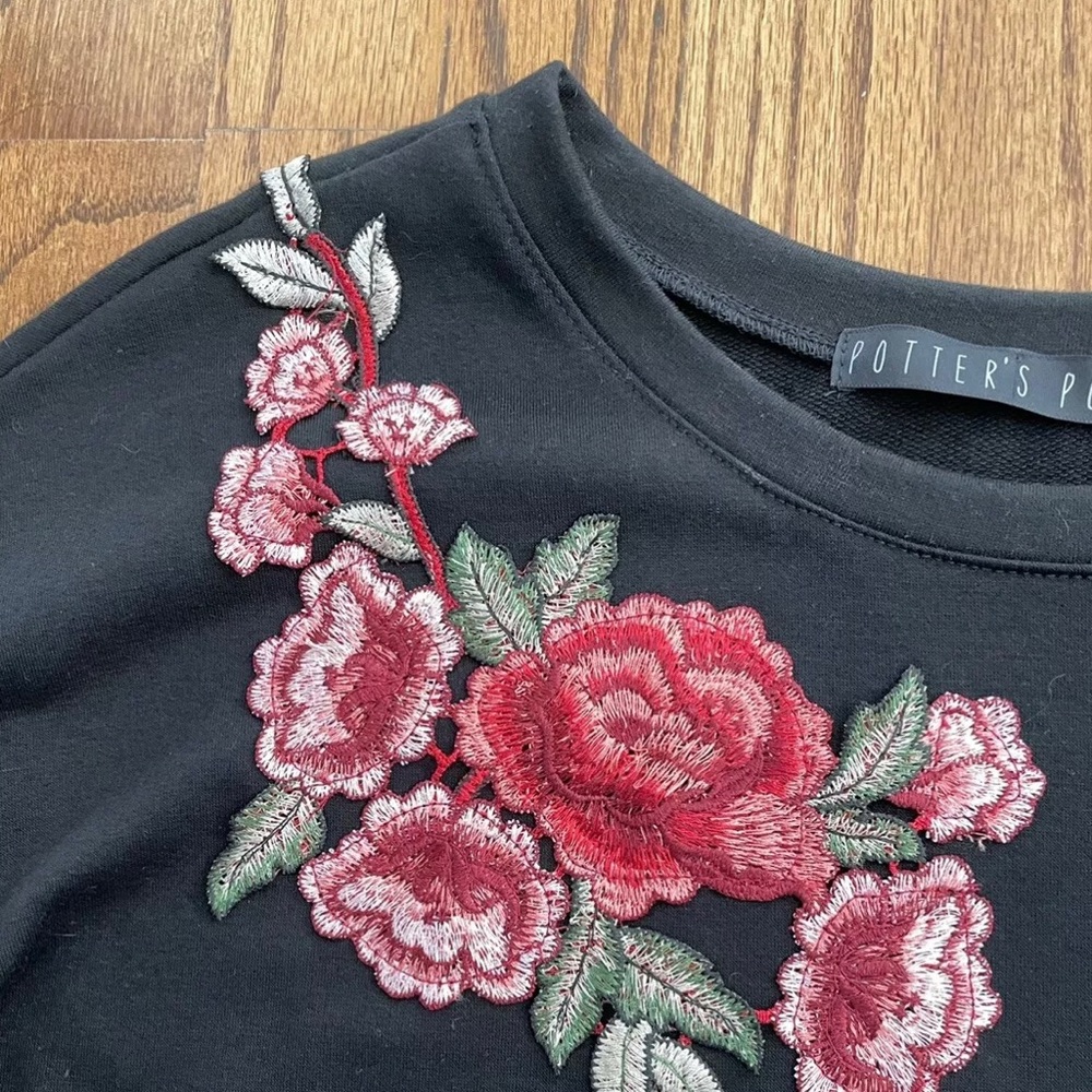 Potter’s Pot Black Floral Embroidered Long Sleeve Sweatshirt Top Women’s Medium - Picture 2 of 5